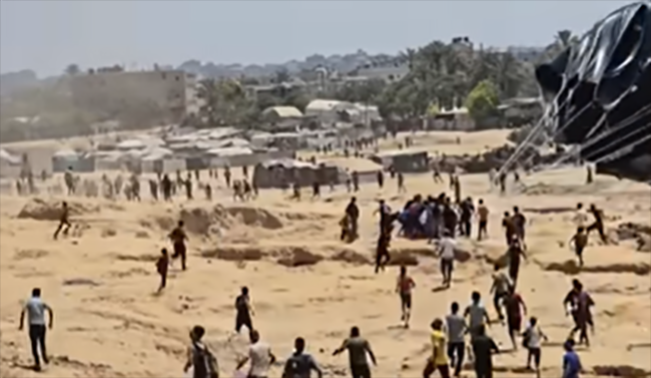 Masyarakat Gaza yang kelaparan berebut bantuan yang di jatuhkan dari udara/Foto: tangkap layar YouTube Al Jazeera English